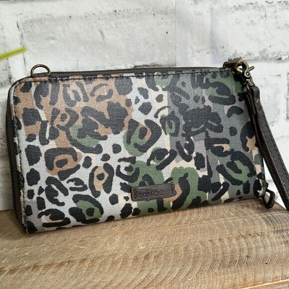 Sakroots Large Smartphone Wallet Wristlet Crossbody (Slate Spotted Wildlife) - Picture 2 of 8